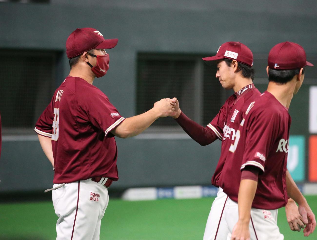 日本ハム対楽天　試合後、岸（右）を出迎える三木監督（撮影・黒川智章）