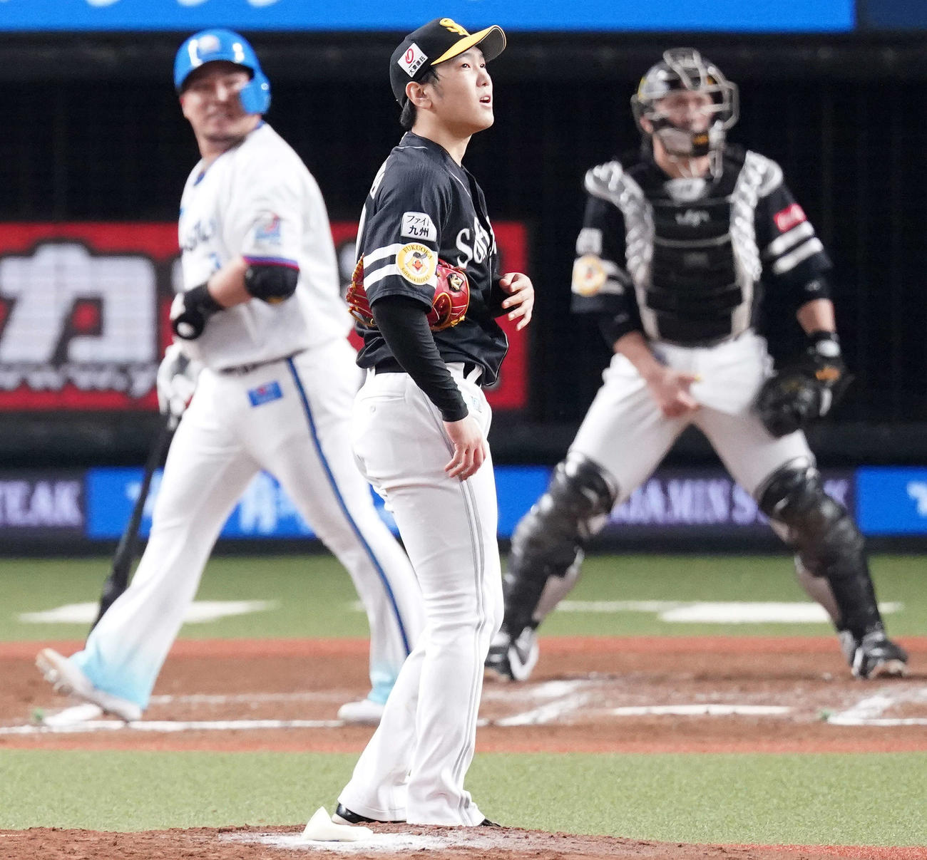 西武対ソフトバンク　7回裏西武2死一、三塁、山川（左）に同点3点本塁打を浴びる石川（撮影・江口和貴）