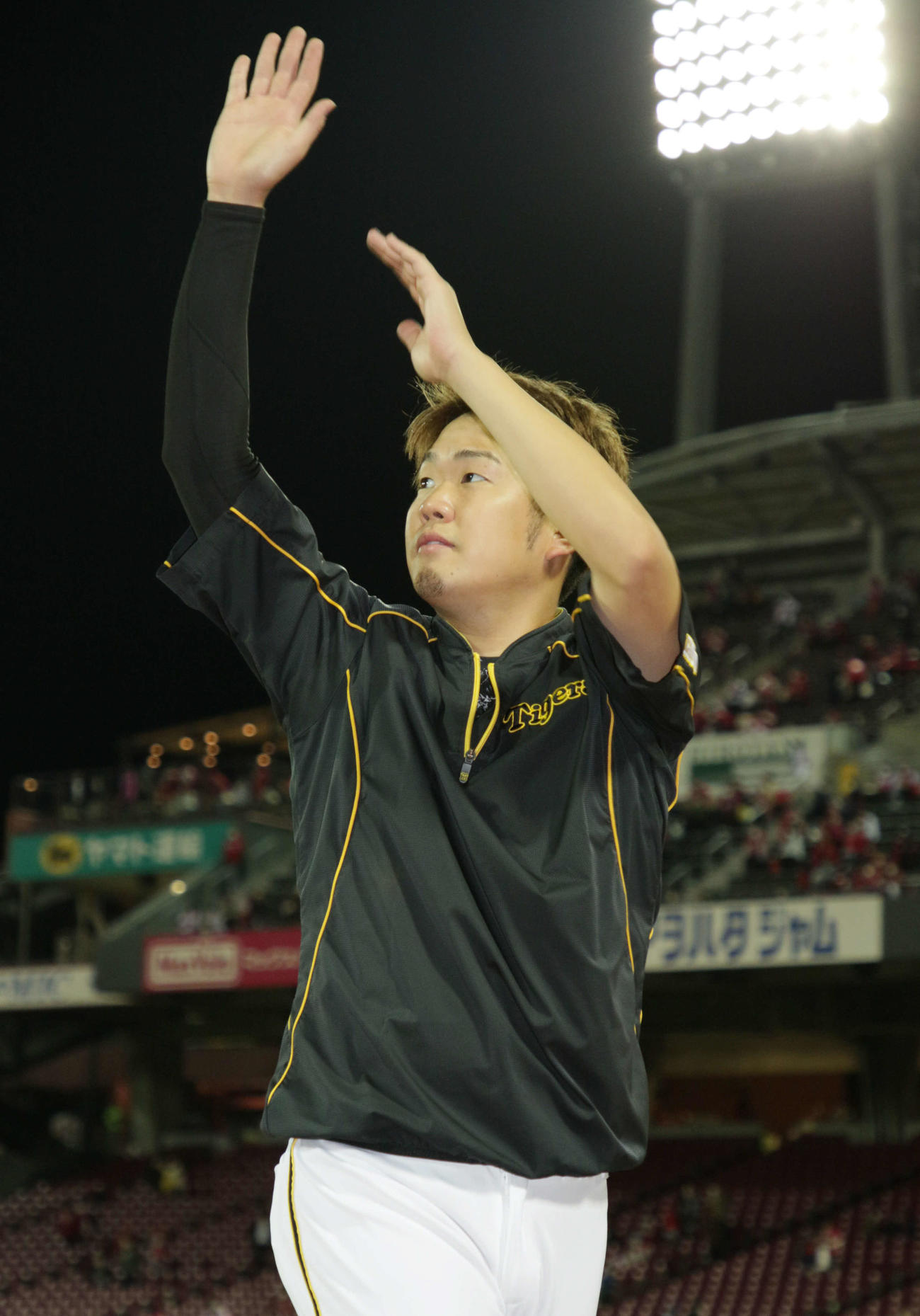 広島対阪神　ファンの声援に応える西勇輝（撮影・加藤孝規）
