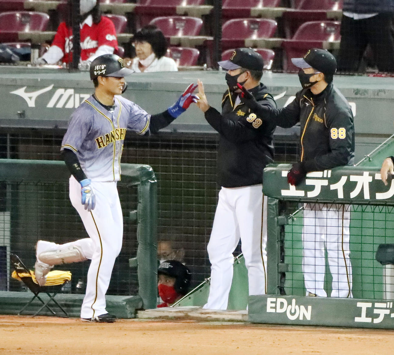 広島対阪神　1回表阪神無死一塁、矢野監督（右）は左越え2点本塁打を放った北條をエアタッチで迎える、中央は井上コーチ（撮影・加藤哉）