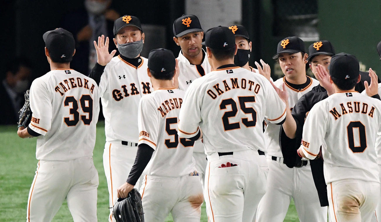 巨人対DeNA　試合後、ナインを出迎える巨人原監督（左から2人目）（撮影・滝沢徹郎）