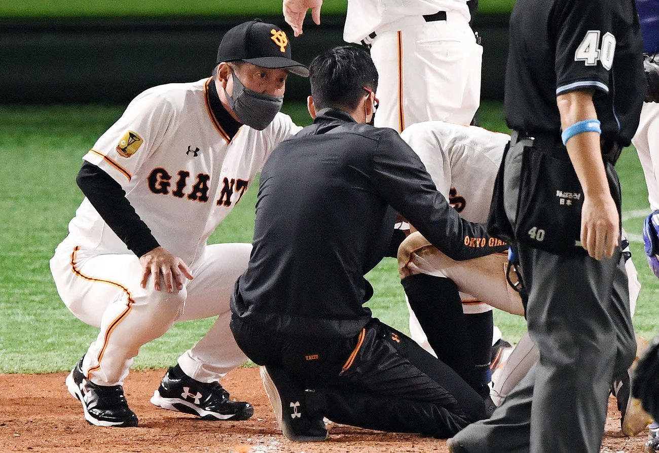 巨人対DeNA　4回裏巨人無死、頭部に死球を受けた吉川尚に駆け寄る原監督（左）（撮影・滝沢徹郎）