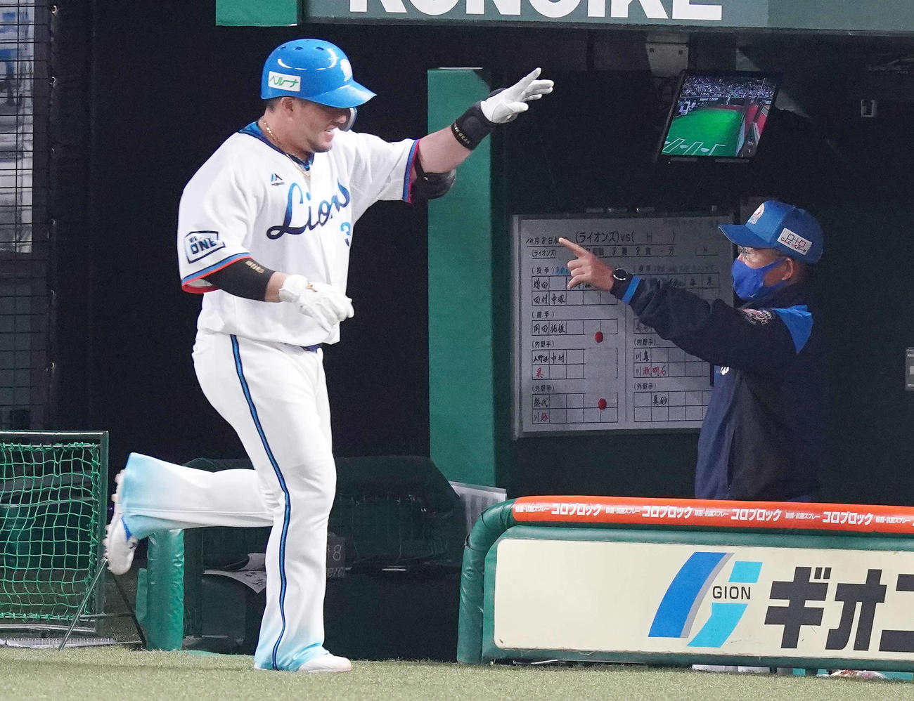 西武対ソフトバンク　7回裏西武2死一、三塁、3点本塁打を放った山川（左）を指さす辻監督（撮影・江口和貴）