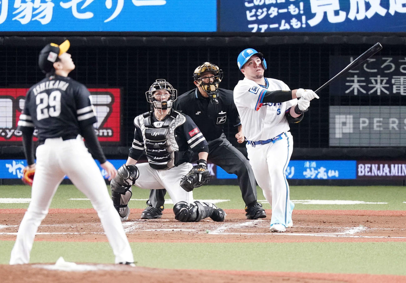 西武対ソフトバンク　7回裏西武2死一、三塁、左越えに同点3点本塁打を放つ山川。投手石川（撮影・江口和貴）