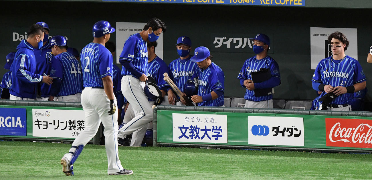 巨人対DeNA　試合に敗れ悔しげな表情でグラウンドを見つめるDeNAオースティン（右）らナイン（撮影・滝沢徹郎）