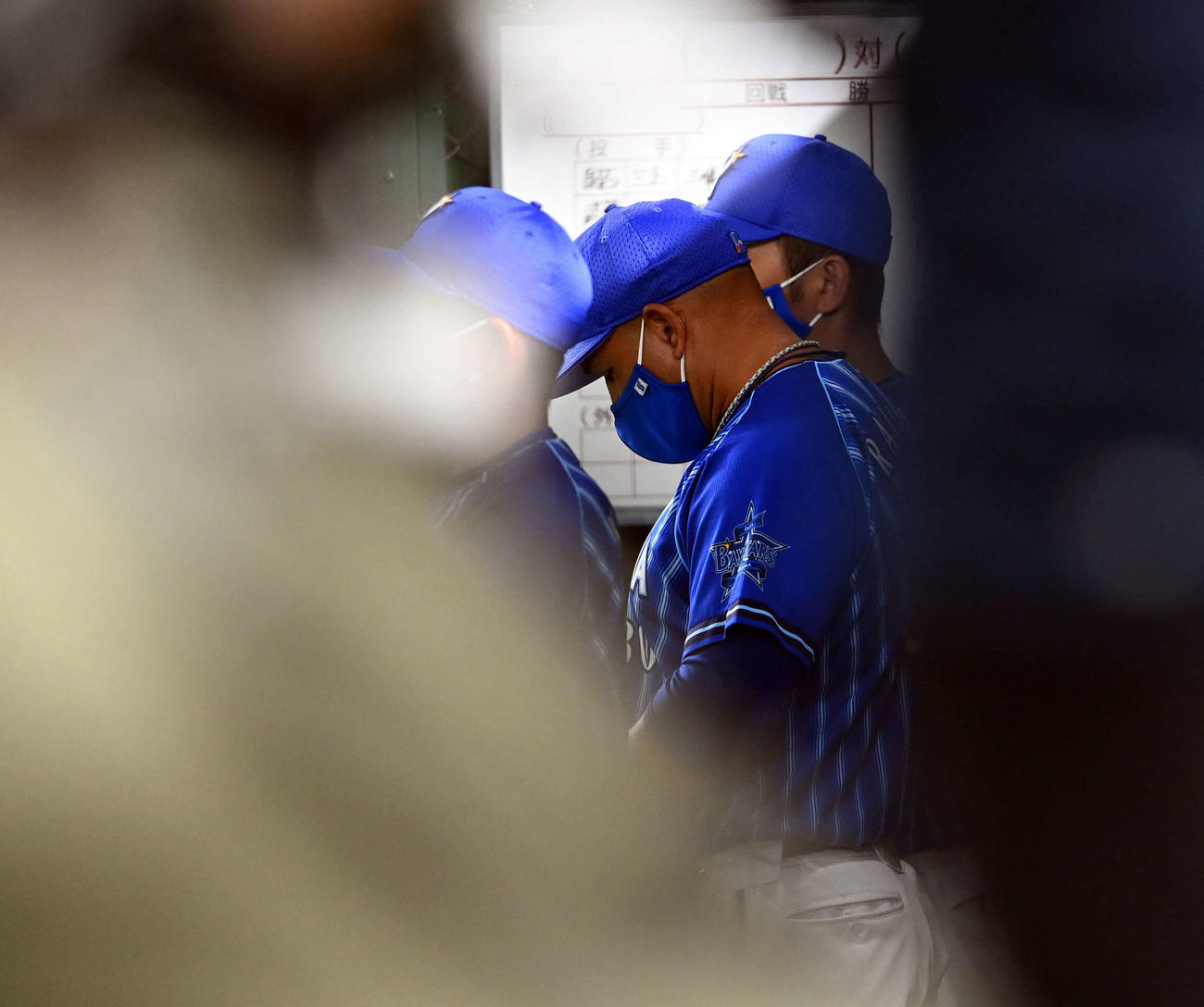 巨人対DeNA　4回で9失点と厳しい状況のDeNAラミレス監督（撮影・たえ見朱実）