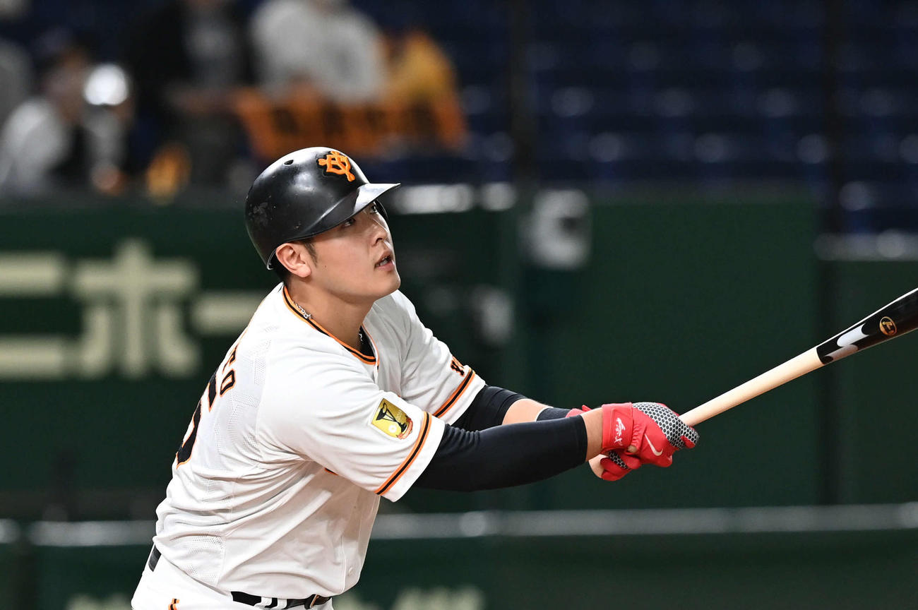 巨人対DeNA　1回裏巨人2死二塁、岡本は右越え2点本塁打を放つ（撮影・山崎安昭）