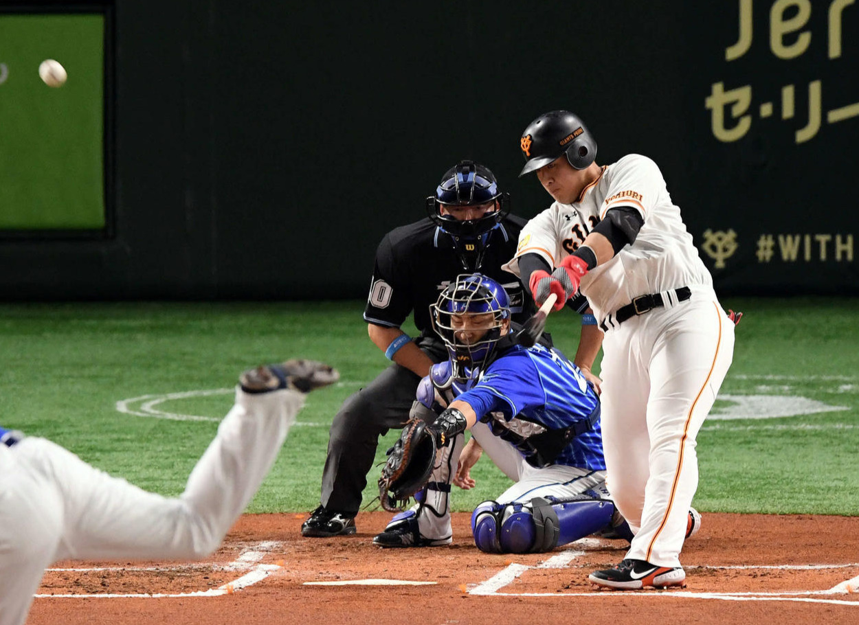 巨人対DeNA　1回裏巨人2死二塁、岡本は先制の右越え2点本塁打を放つ。投手井納（撮影・滝沢徹郎）