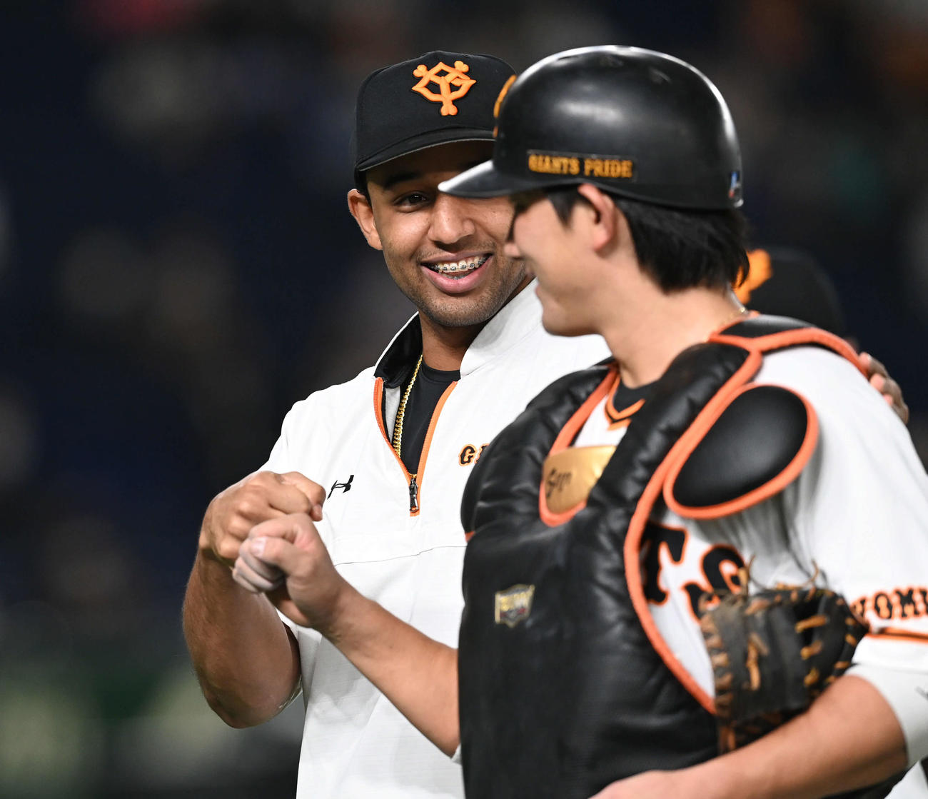 巨人対DeNA　7勝目を挙げた巨人サンチェスは小林とグータッチ（撮影・山崎安昭）
