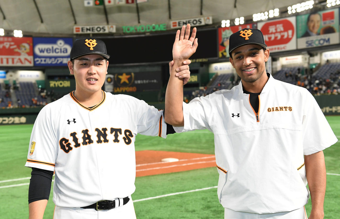 巨人対DeNA　ヒーローインタビューを終えて記念撮影する巨人岡本とサンチェス（撮影・山崎安昭）