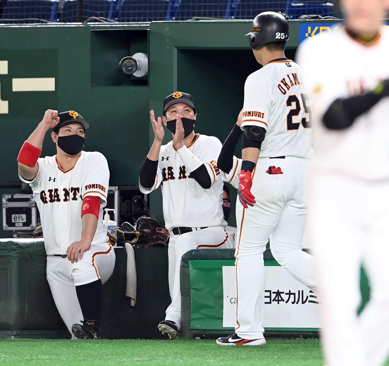 巨人対DeNA　1回裏巨人2死二塁、25号2点本塁打を放った岡本を迎える坂本と炭谷（撮影・たえ見朱実）