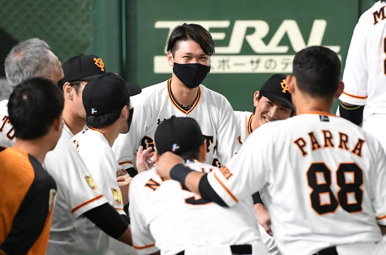 巨人対DeNA　試合前の円陣で笑顔を見せる巨人坂本（撮影・山崎安昭）