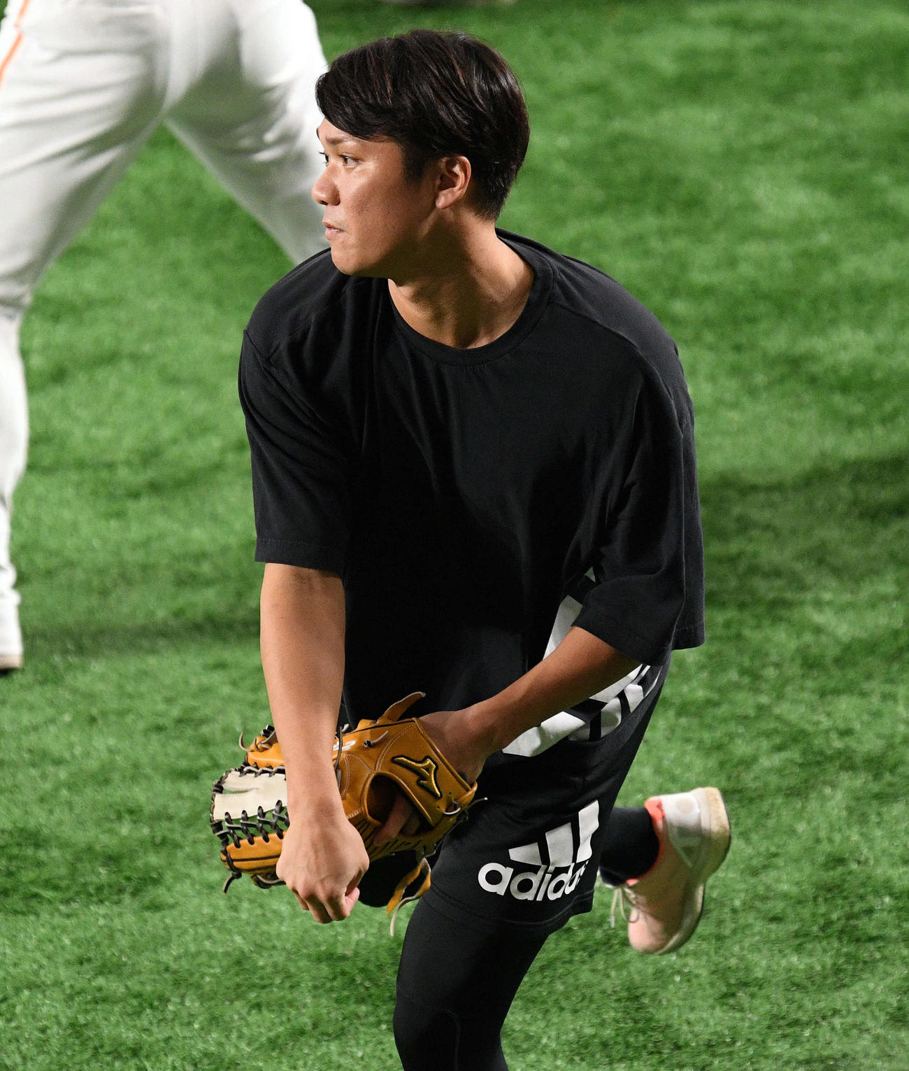 巨人対DeNA　試合前練習でキャッチボールする巨人坂本（撮影・滝沢徹郎）