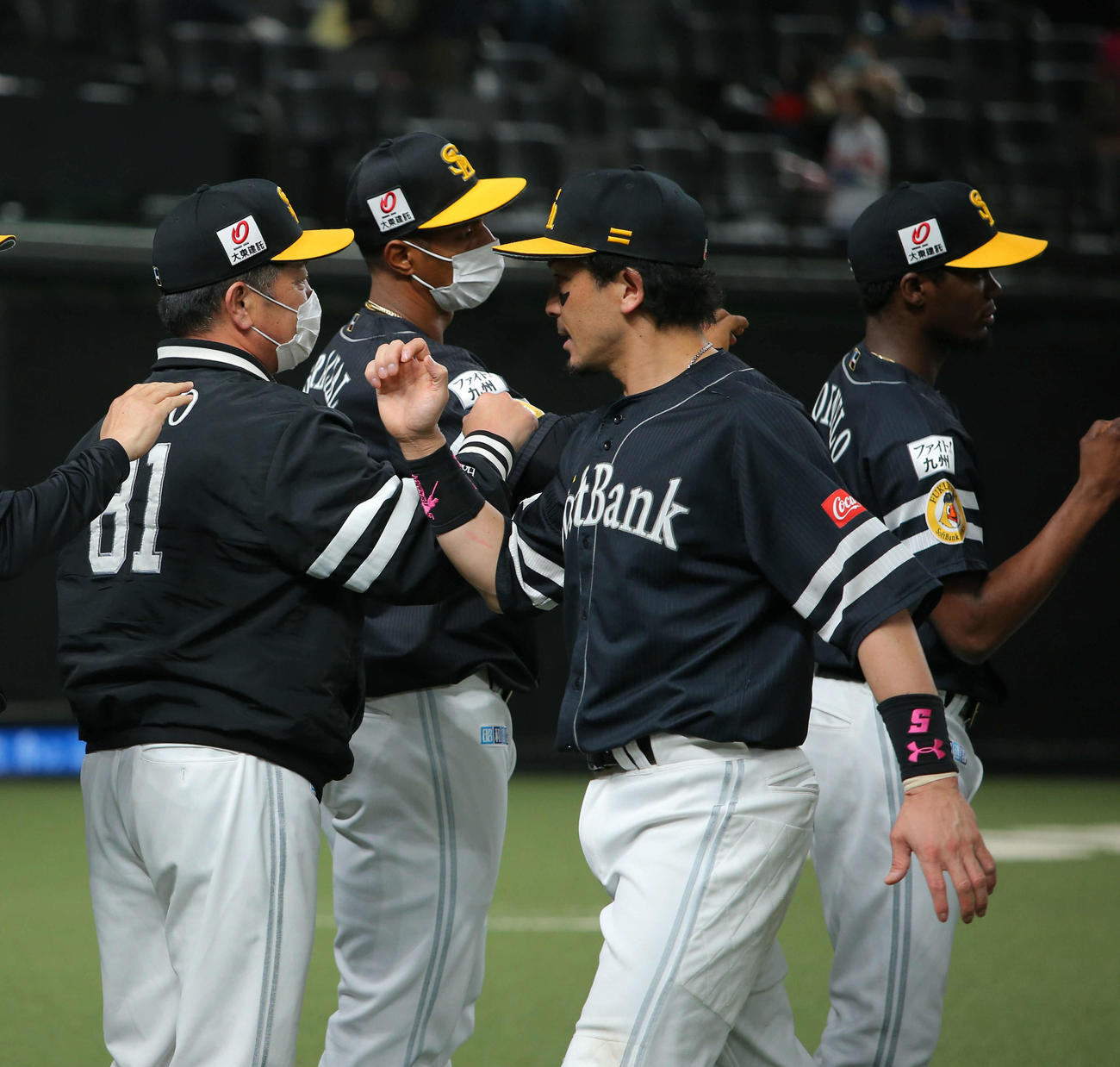 西武対ソフトバンク　試合終了後、ナインを迎えるソフトバンク工藤監督（左）（撮影・河田真司）