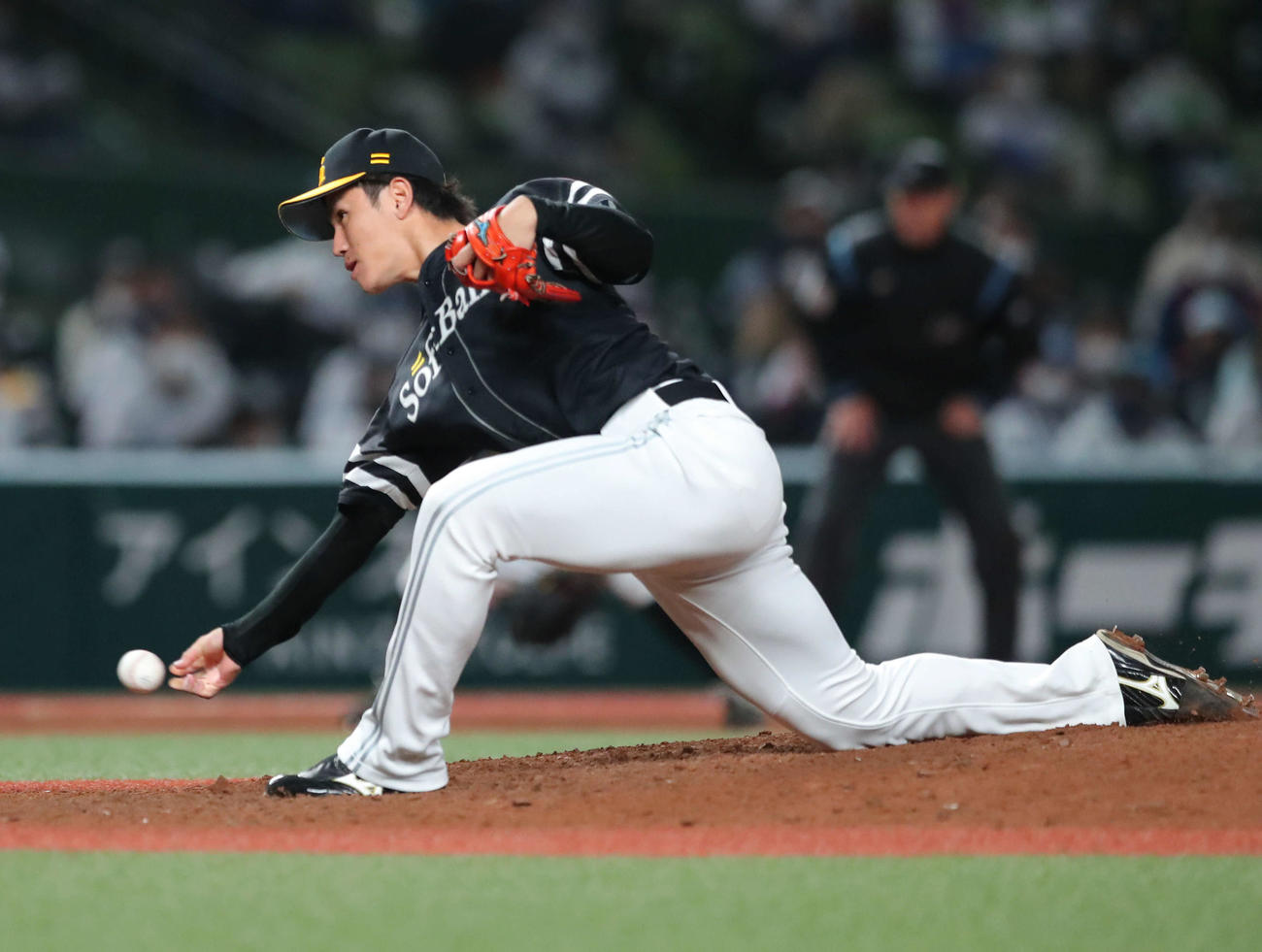 西武対ソフトバンク　延長10回裏西武の攻撃から登板する高橋礼（撮影・河田真司）
