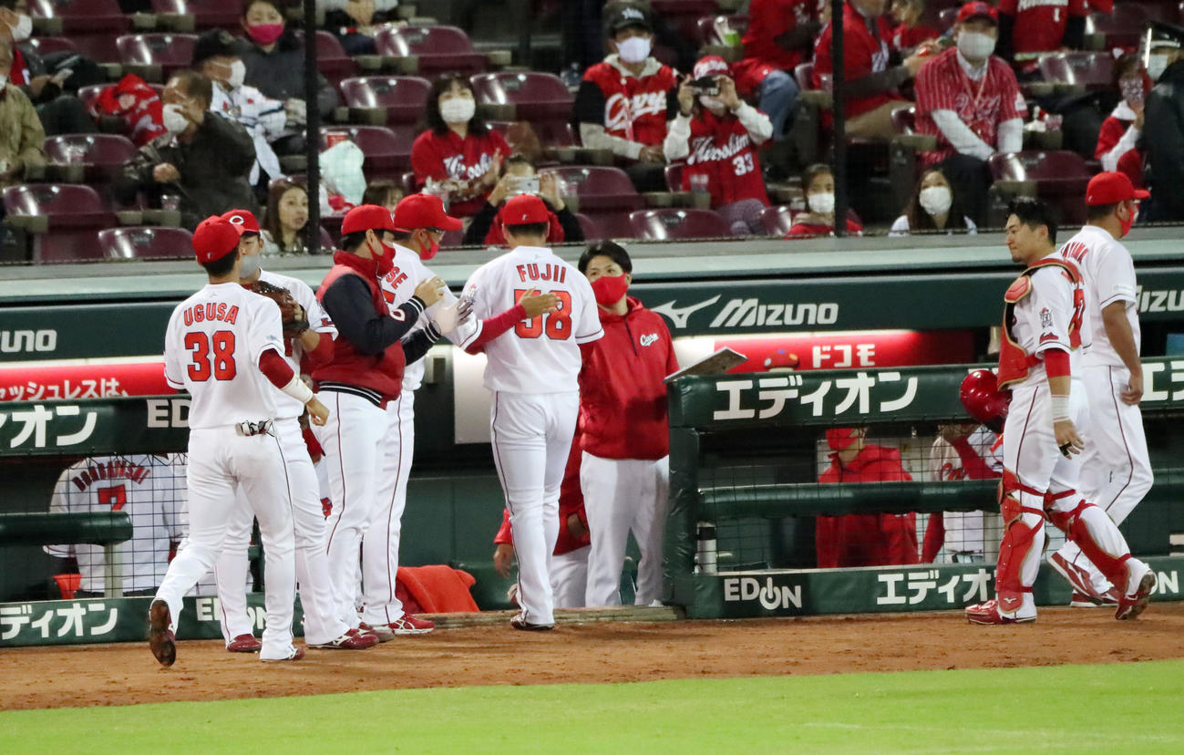 広島対阪神　7回表の登板を終えナインに迎えられる藤井黎（撮影・加藤哉）