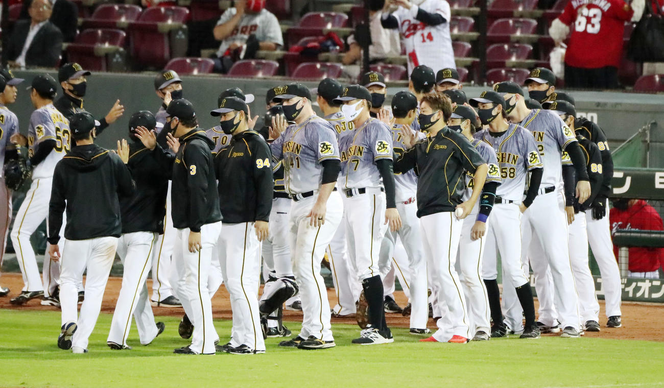広島対阪神　勝利球を受け取りナインをエアタッチで迎える西勇輝（撮影・加藤哉）