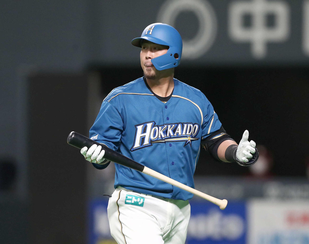 日本ハム対楽天　4回裏日本ハム無死二塁、一邪飛に倒れる中田（撮影・黒川智章）