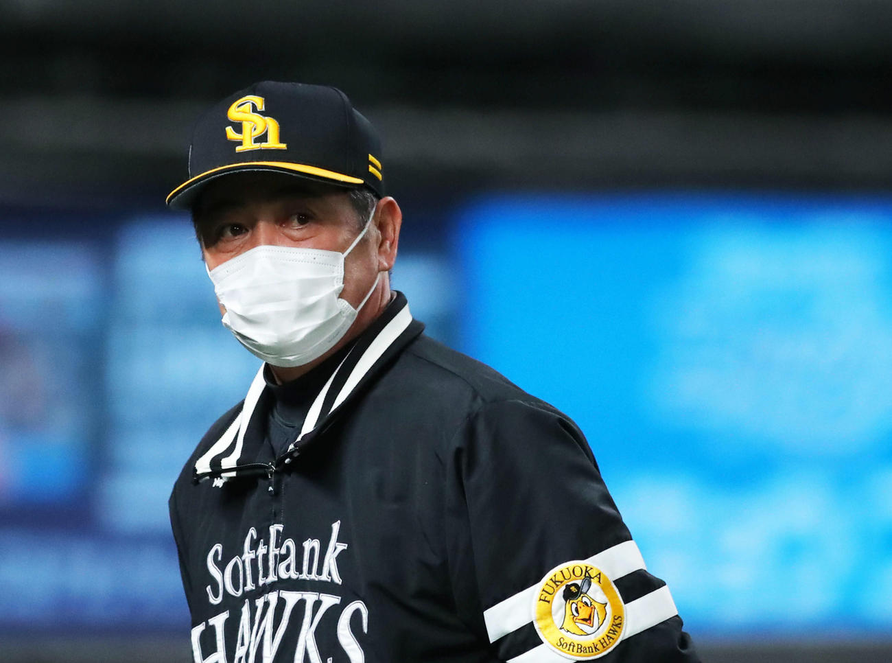 西武対ソフトバンク　9回表ソフトバンクの攻撃を終え選手交代を告げる工藤監督（撮影・河田真司）