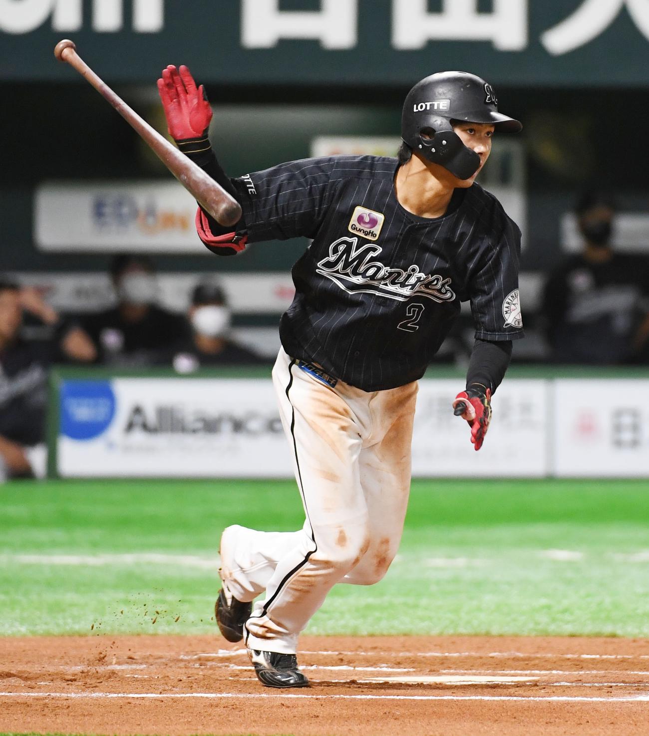ソフトバンク対ロッテ　6回表ロッテ2死三塁、右前適時打を放つ藤原（撮影・今浪浩三）