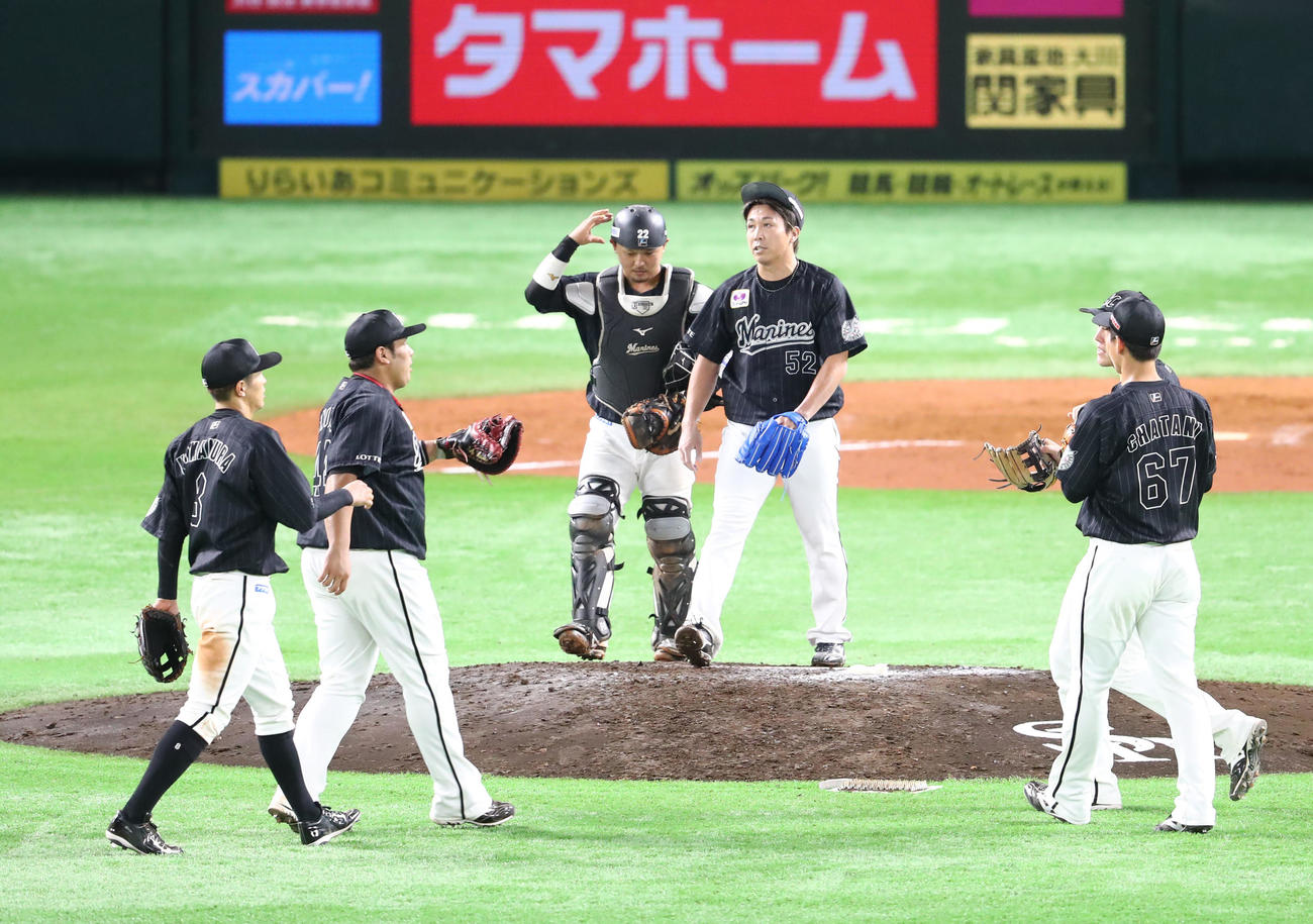 ソフトバンク対ロッテ　ソフトバンクに勝利したロッテナインは喜び合う（撮影・梅根麻紀）