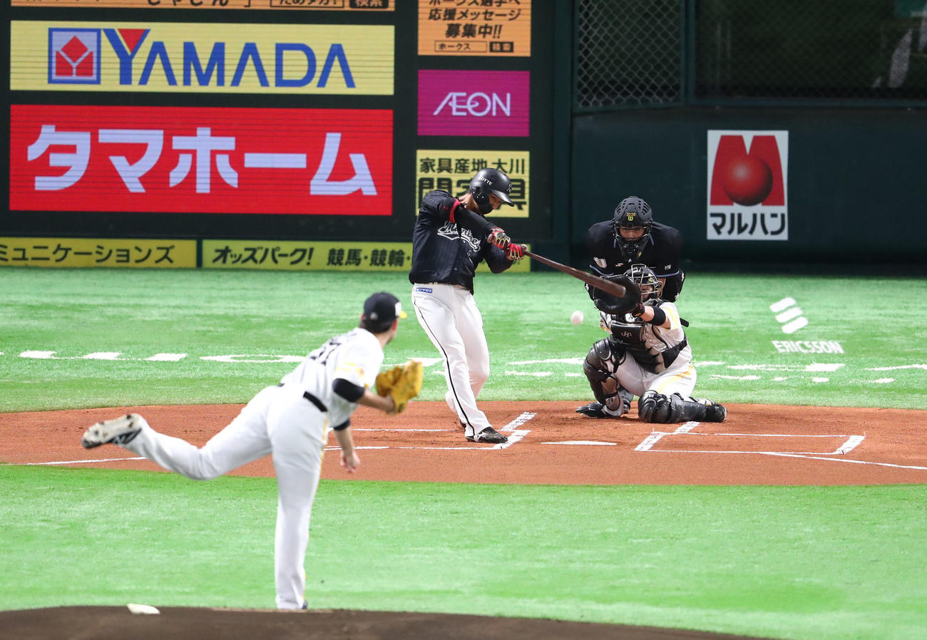 ソフトバンク対ロッテ　1回表ロッテ無死、藤原恭大は二内野安打を放つ（撮影・梅根麻紀）