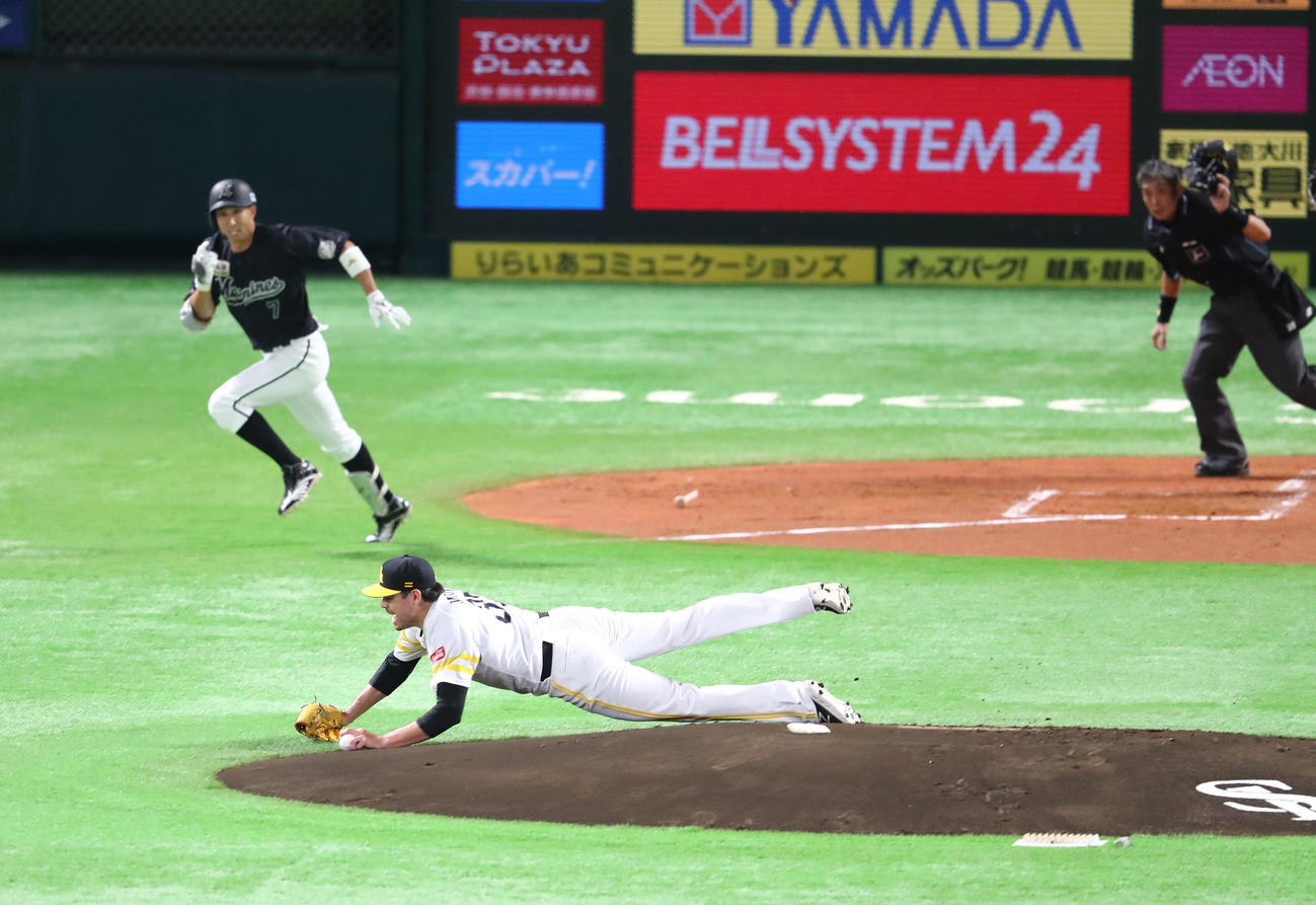 ソフトバンク対ロッテ　1回表ロッテ無死満塁、福田秀平の打球を好捕するムーア、投直となる（撮影・梅根麻紀）