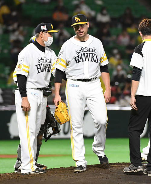 ソフトバンク対ロッテ　6回途中、3失点で降板する先発ムーア（中央）（撮影・今浪浩三）