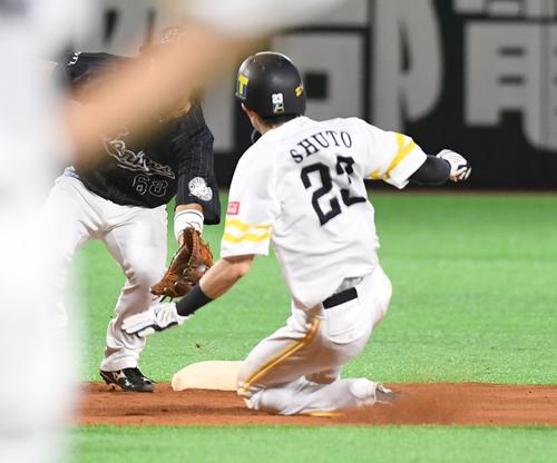 ソフトバンク対ロッテ　6回裏ソフトバンク1死一塁、柳田悠岐のとき、一塁走者の周東佑京は二塁盗塁を決める（撮影・今浪浩三）