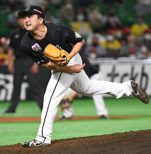 ソフトバンク対ロッテ　8回を抑えた沢村拓一（撮影・今浪浩三）