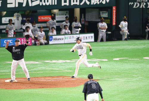ソフトバンク対ロッテ　9回裏ソフトバンク無死一塁、柳田は二塁併殺打に倒れる（撮影・梅根麻紀）