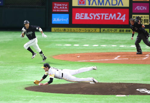 ソフトバンク対ロッテ　1回表ロッテ無死満塁、福田秀平の打球を好捕するムーア、投直となる（撮影・梅根麻紀）