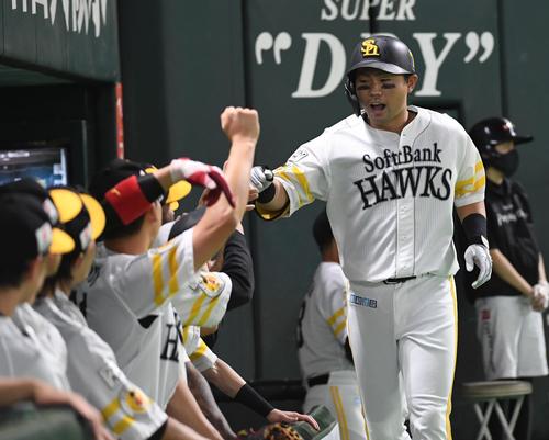 ソフトバンク対ロッテ　1回裏ソフトバンク1死、中村晃は右越えにソロ本塁打を放ちナインに迎えられる（撮影・今浪浩三）