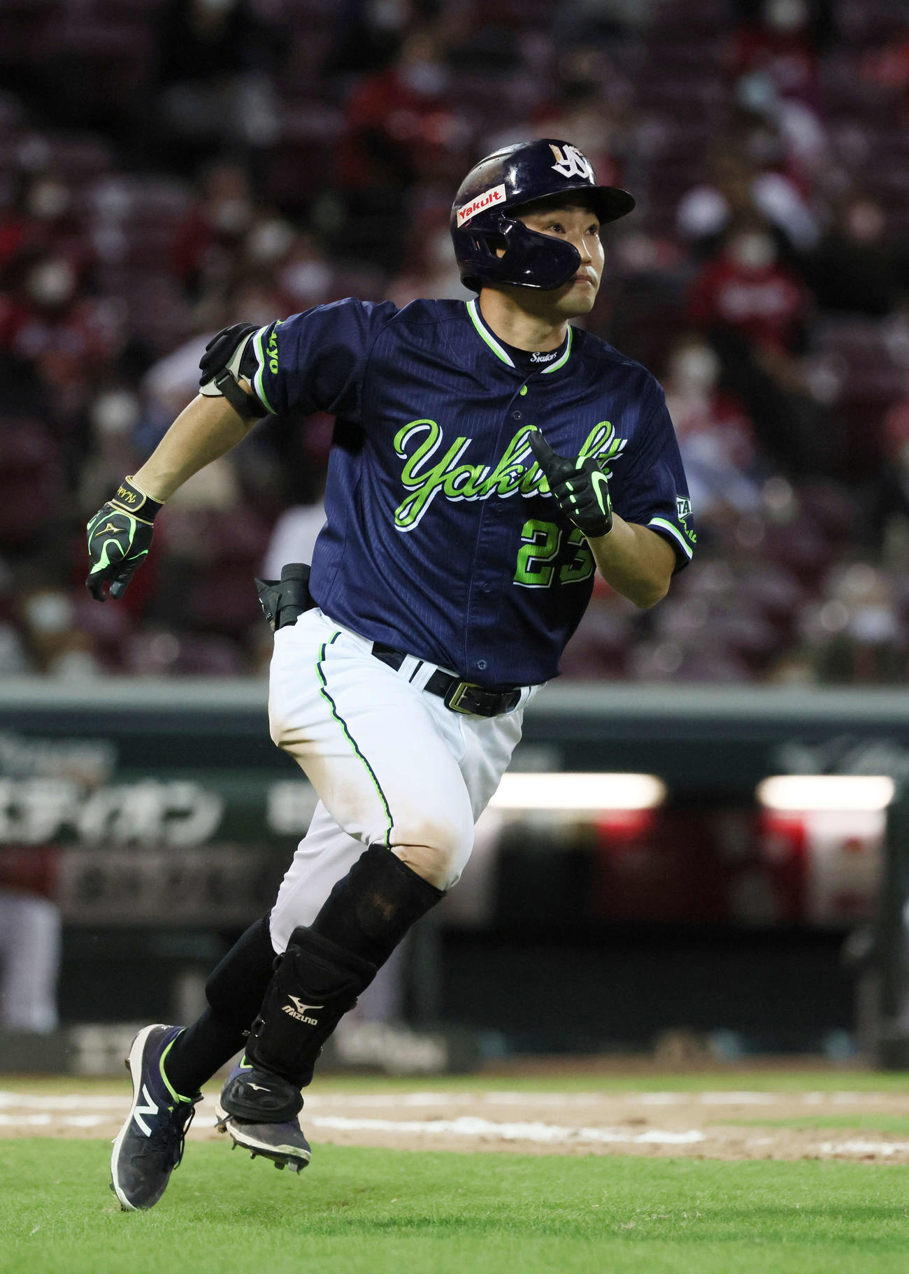 6回表ヤクルト2死二塁、右越え本塁打を放った青木（撮影・加藤孝規）