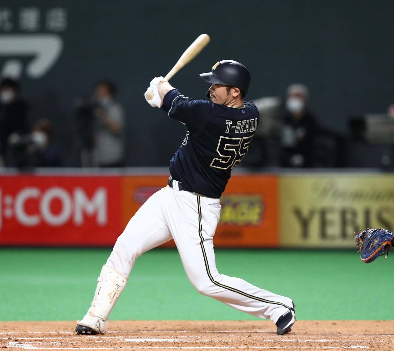 日本ハム対オリックス　5回表オリックス1死一、二塁、右越え適時二塁打を放つT－岡田（撮影・黒川智章）
