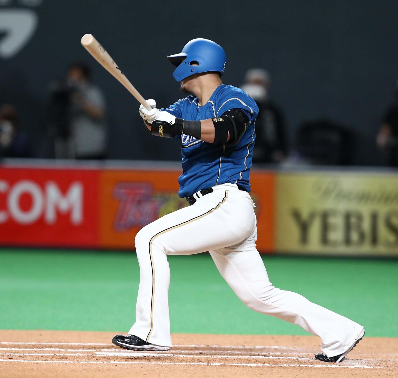 日本ハム対オリックス　6回裏日本ハム2死、右前打を放つ中田（撮影・黒川智章）
