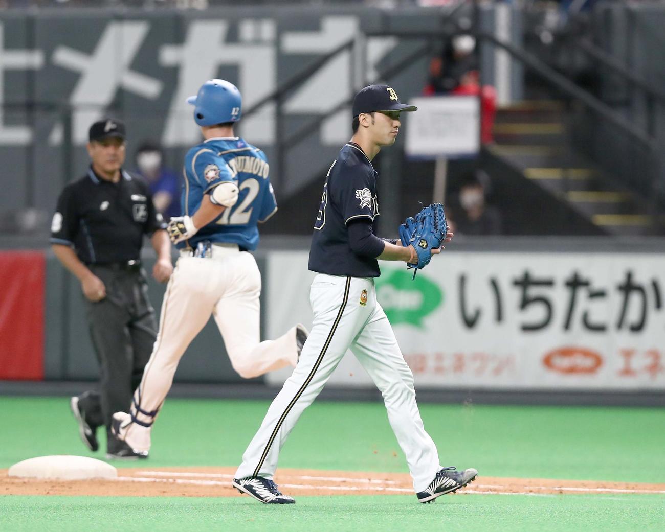 日本ハム対オリックス　5回裏日本ハム2死一、二塁、松本を一ゴロに抑えグラブをたたく田嶋（撮影・黒川智章）