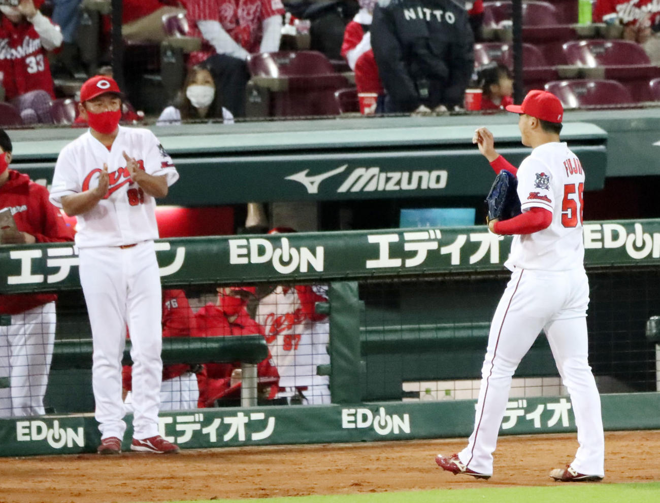 広島対阪神　7回表の登板を終えベンチへ引き揚げる藤井、左は佐々岡監督（撮影・加藤哉）