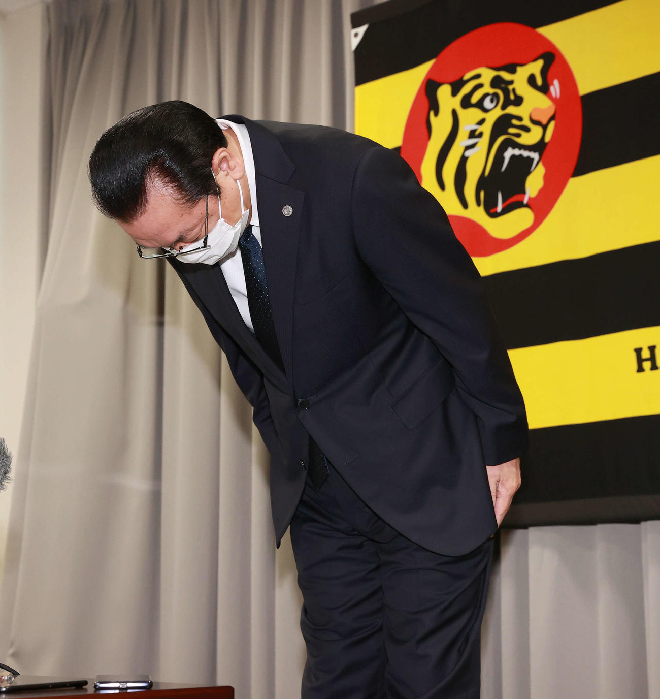 辞任会見を行った阪神揚塩球団社長（代表撮影）
