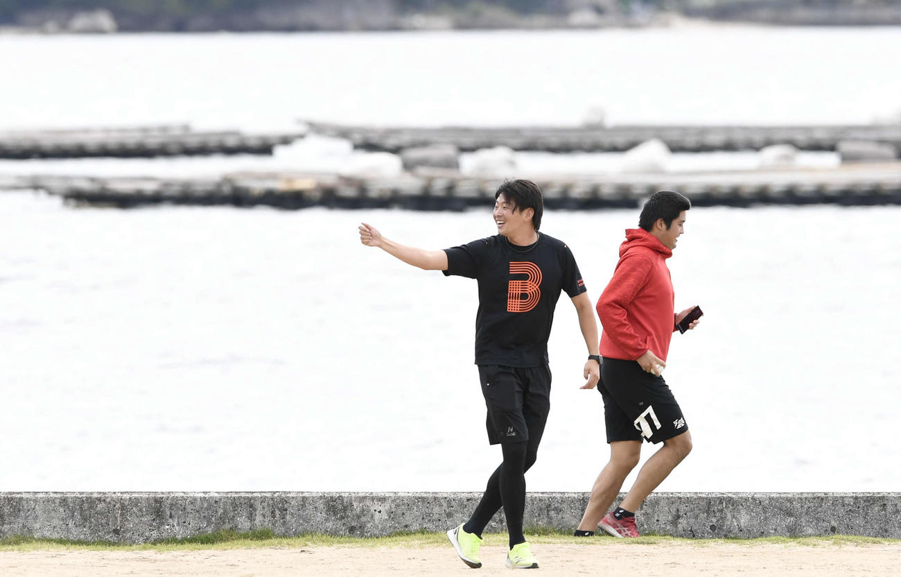 右肘手術後、初めて練習を公開した大瀬良。右は中崎