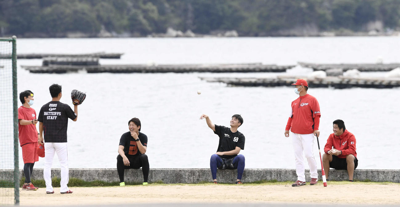 右肘手術後、初めて練習を公開した大瀬良。左から、中崎、小林投手コーチ、戸田、大瀬良、玉村ら