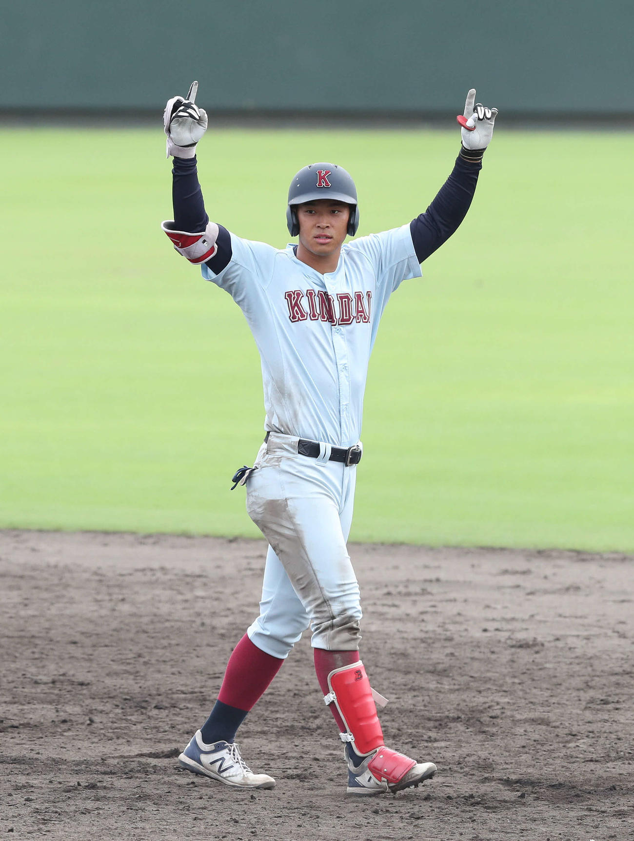 9月、逆転となる走者一掃3点適時二塁打を放った佐藤輝明は両手を突き上げ喜ぶ（撮影・白石智彦）