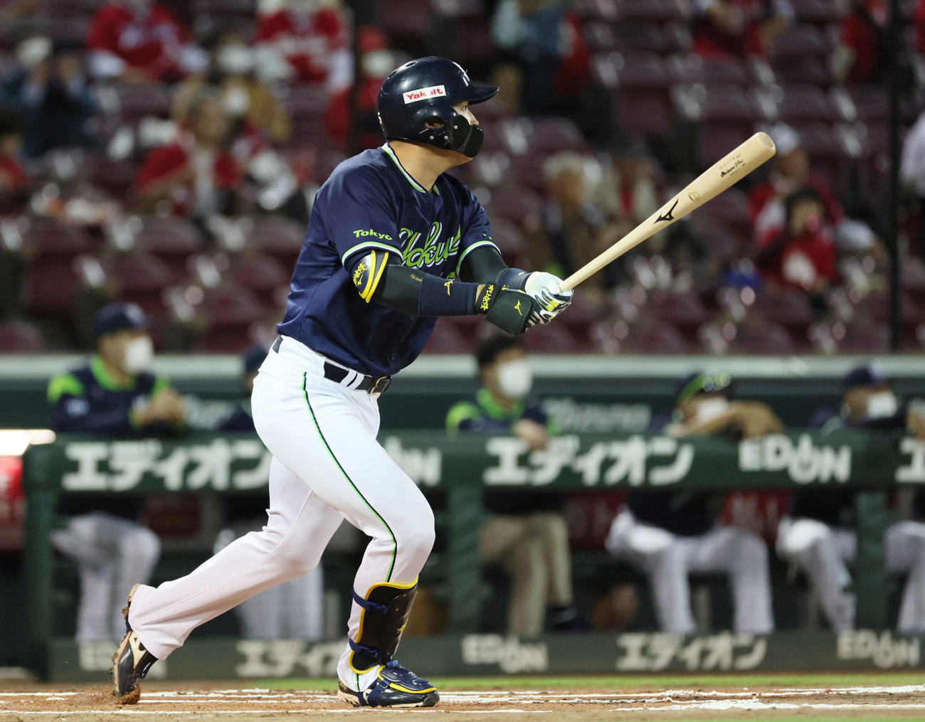 1回表ヤクルト1死一、二塁、村上宗隆は先制2点適時二塁打を放つ（撮影・加藤孝規）