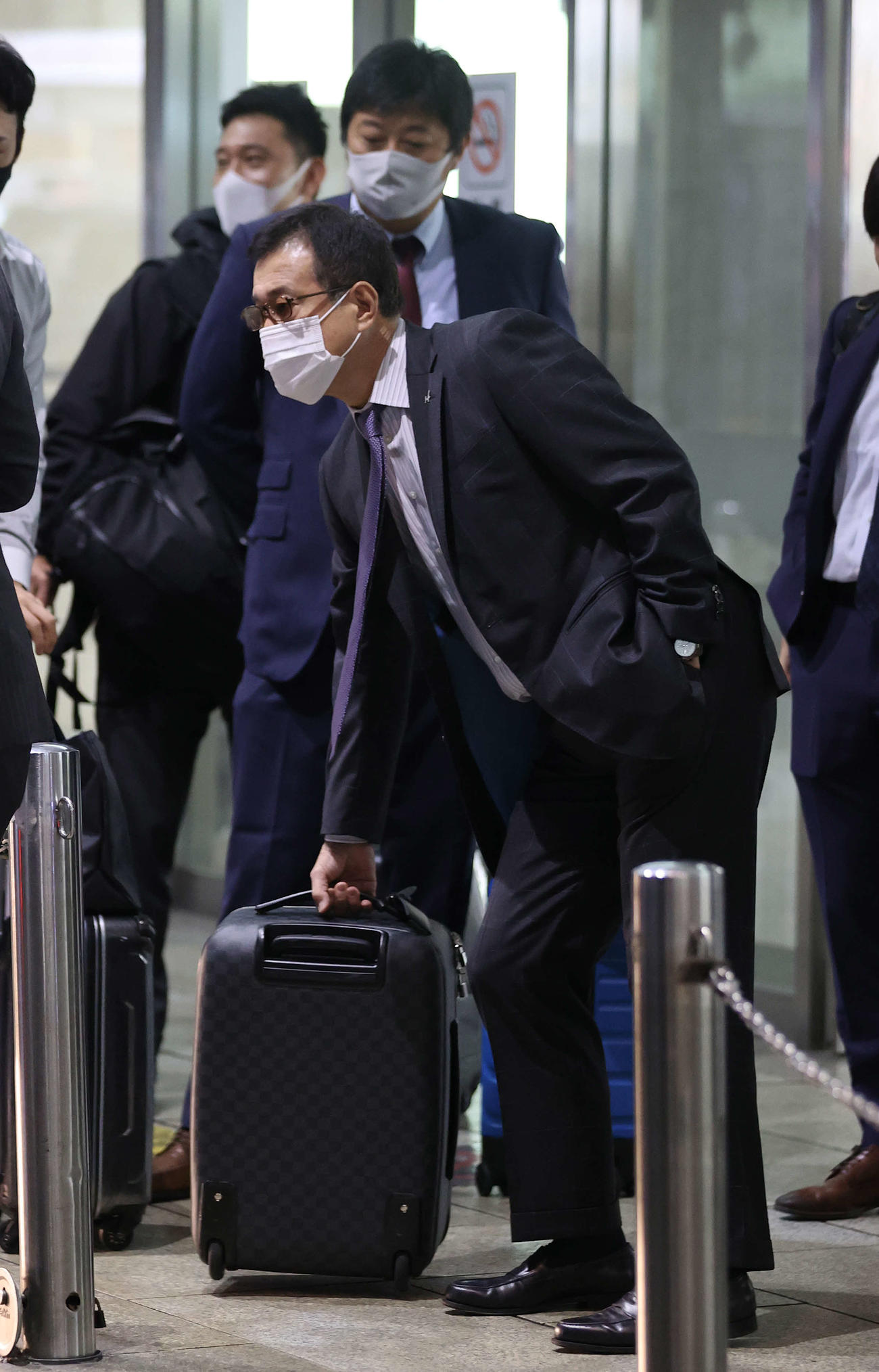 中日戦に向け名古屋に到着し、カバンを持つ巨人原監督（撮影・河野匠）