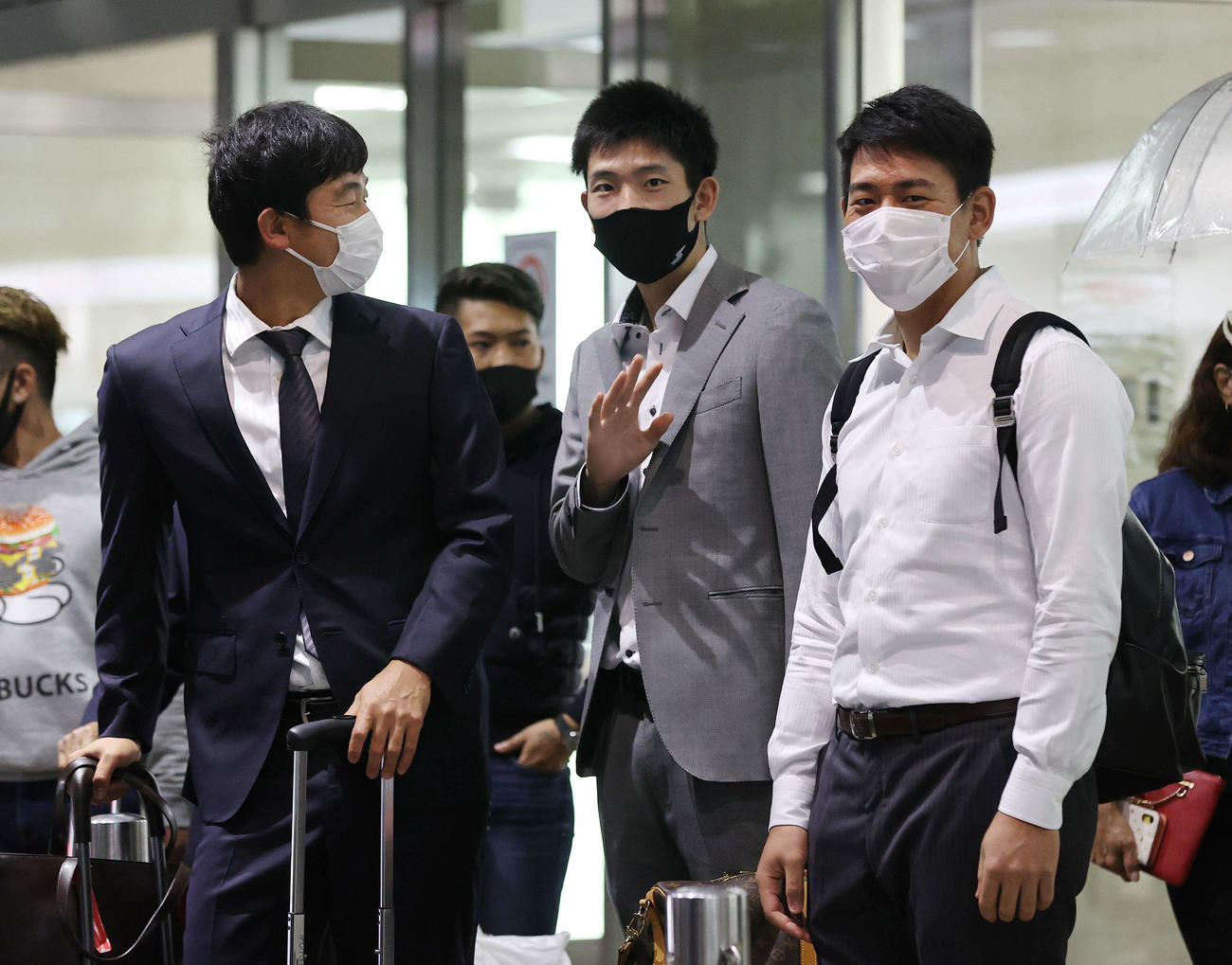 中日戦に向け名古屋に到着した巨人の先発陣。左から畠、戸郷、桜井（撮影・河野匠）