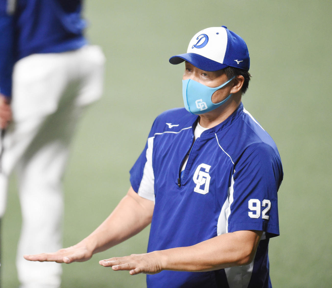 コーチ陣と身振りを交え話をする与田剛監督（撮影・森本幸一）