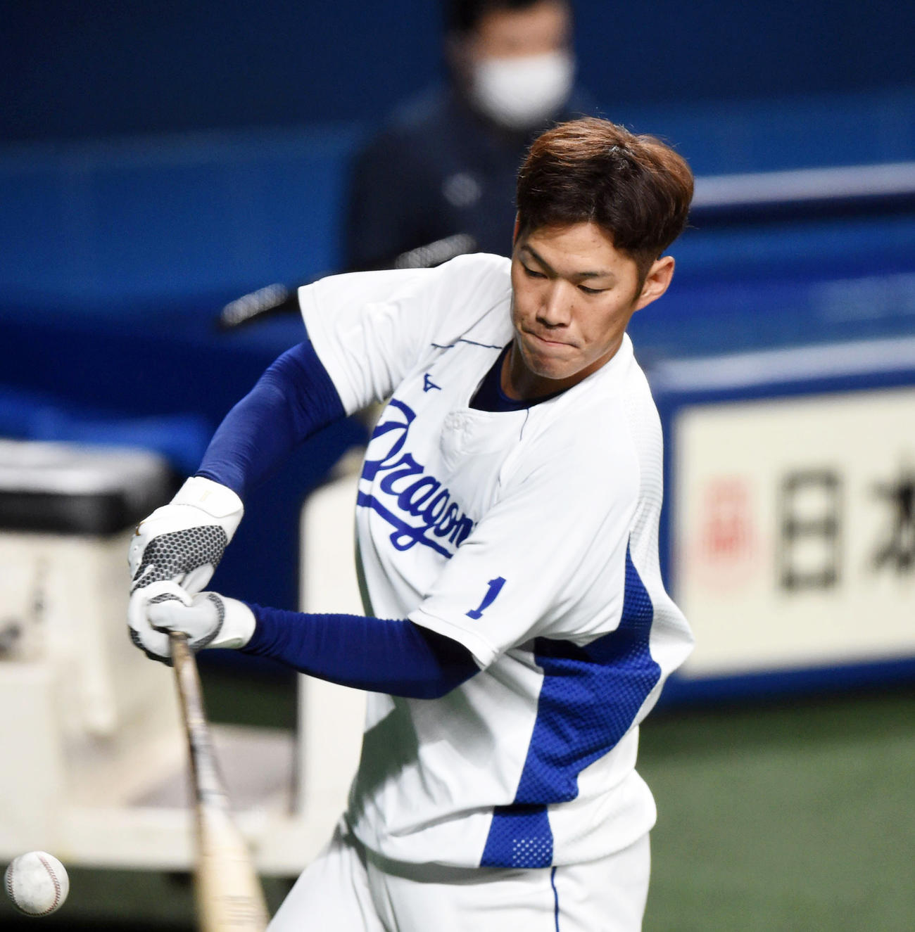 打撃練習に励む京田（撮影・森本幸一）