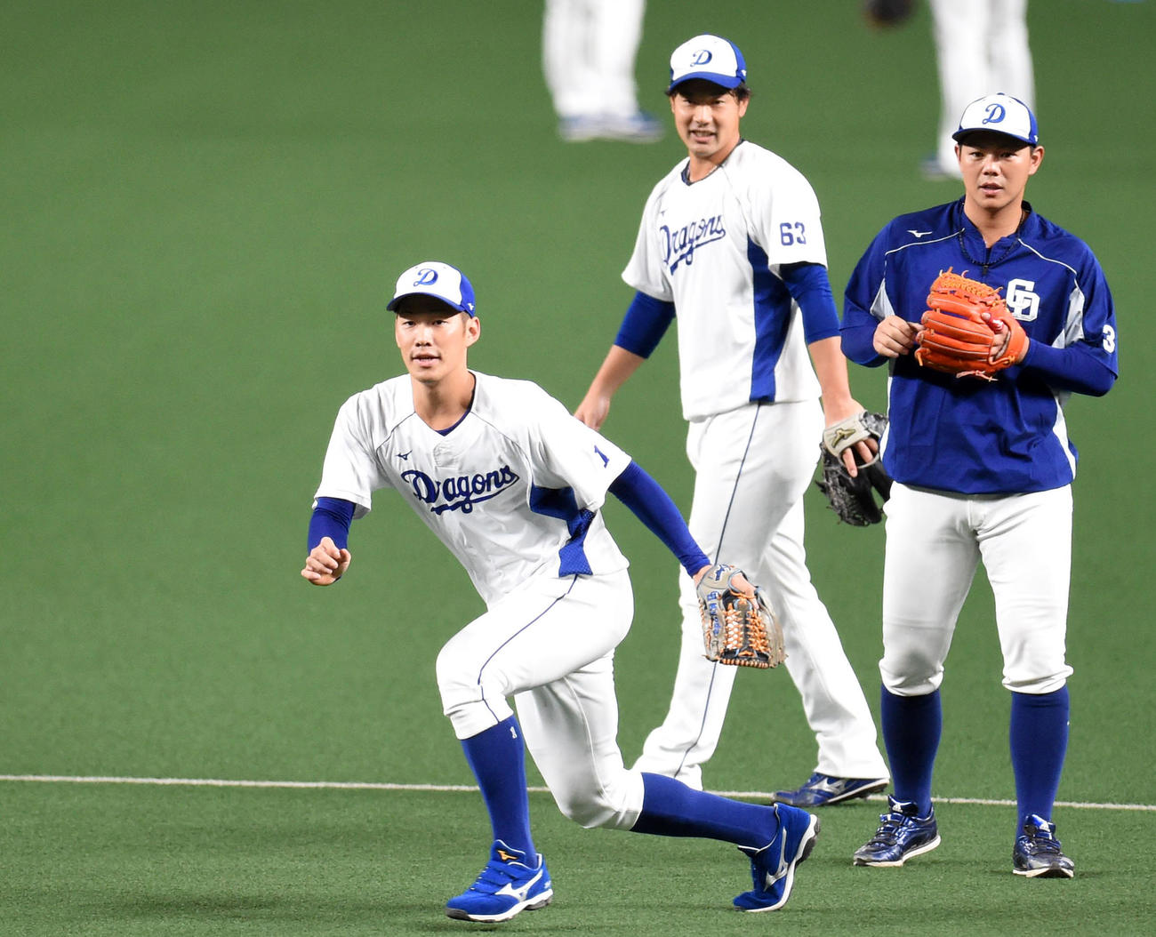 ノックを受ける京田（左）ら（撮影・森本幸一）