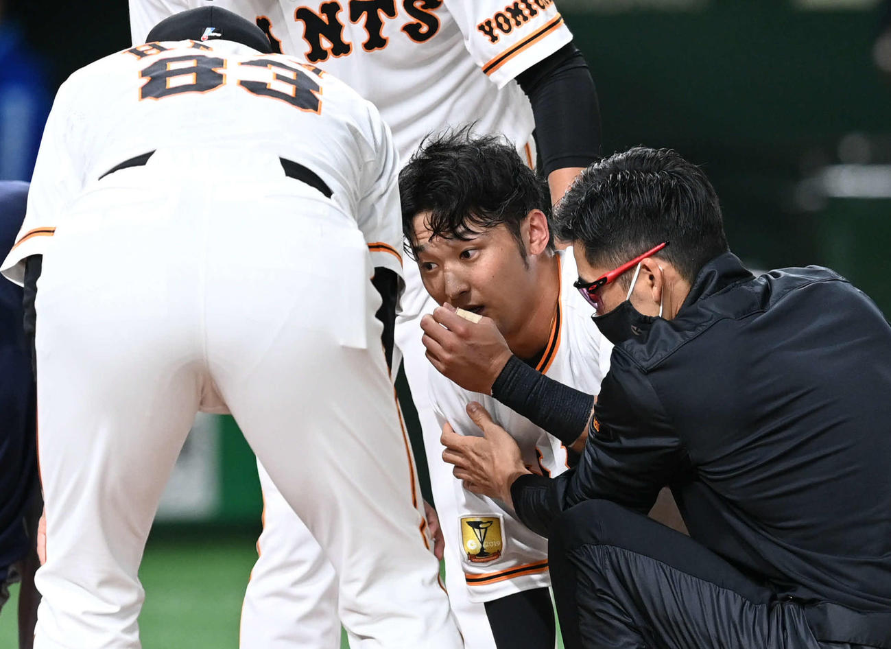 DeNA戦で頭部に死球を受けた吉川尚（中央）は原監督（左）らに声をかけられる（2020年10月8日）