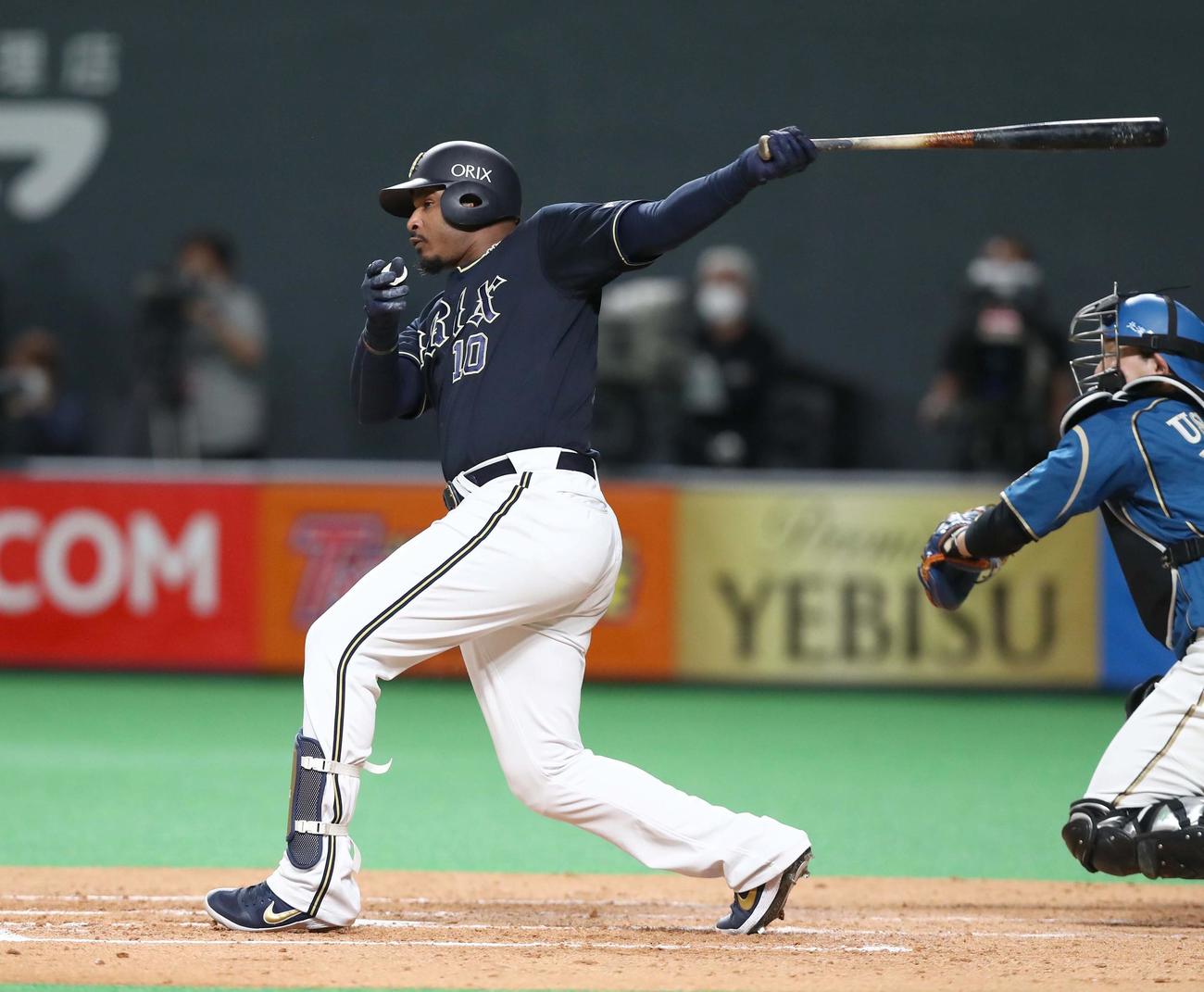 日本ハム対オリックス　5回表オリックス1死一、三塁、左前適時打を放つジョーンズ（撮影・黒川智章）